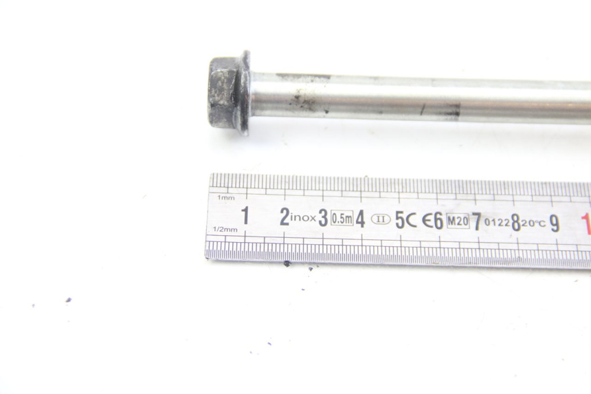 photo de AXE ROUE AVANT PEUGEOT KISBEE 4T 50 (2010 - 2017) - Gros plan technique