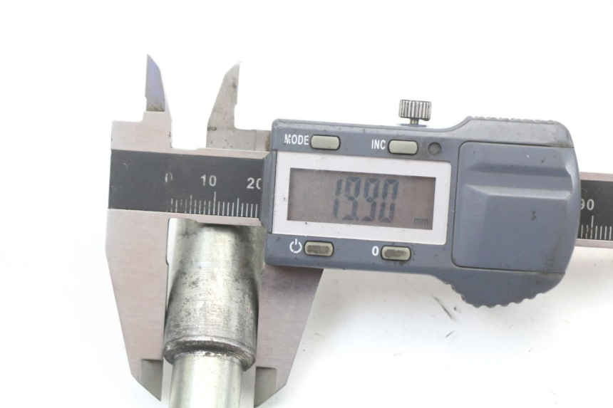 photo de AXE ROUE AVANT RENAULT KOURANOS 125 (2001 - 2004) - Gros plan technique