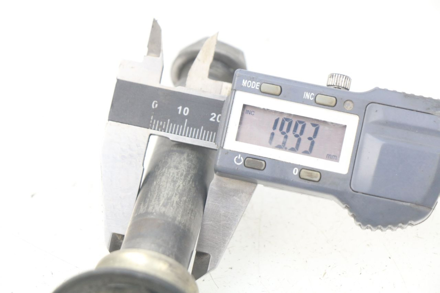 photo de AXE ROUE AVANT KAWASAKI KX F KXF 450 (2012 - 2015) - Autre angle de vue