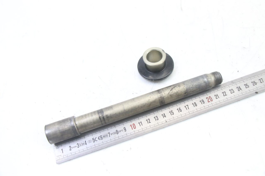 photo de AXE ROUE AVANT KAWASAKI KX F KXF 450 (2009 - 2011) - Gros plan technique