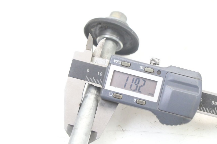 photo de AXE ROUE AVANT KAWASAKI KX 65 (2000 - 2019) - Gros plan technique