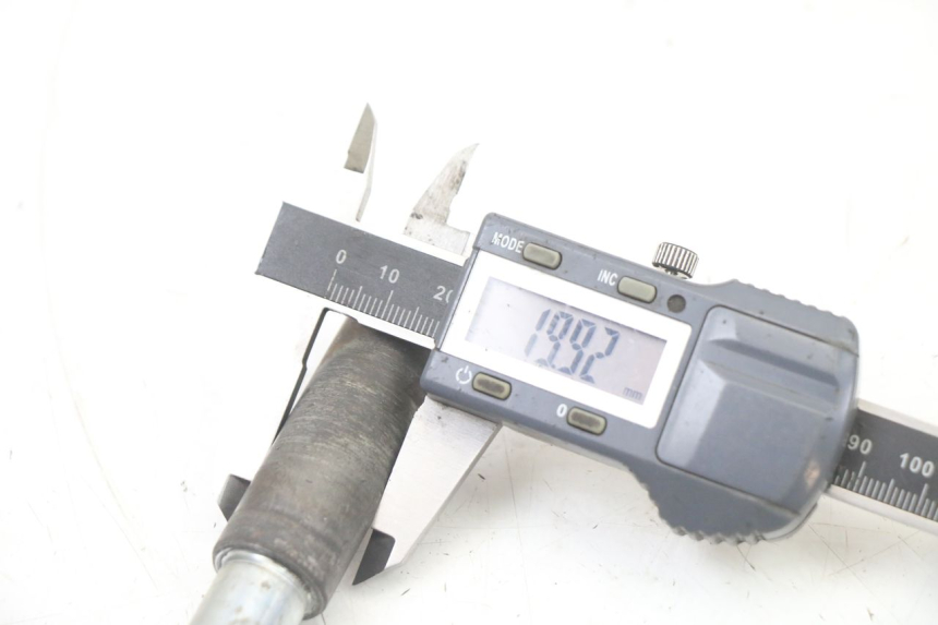 photo de AXE ROUE AVANT KYMCO DINK STREET 125 (2009 - 2014) - Gros plan technique