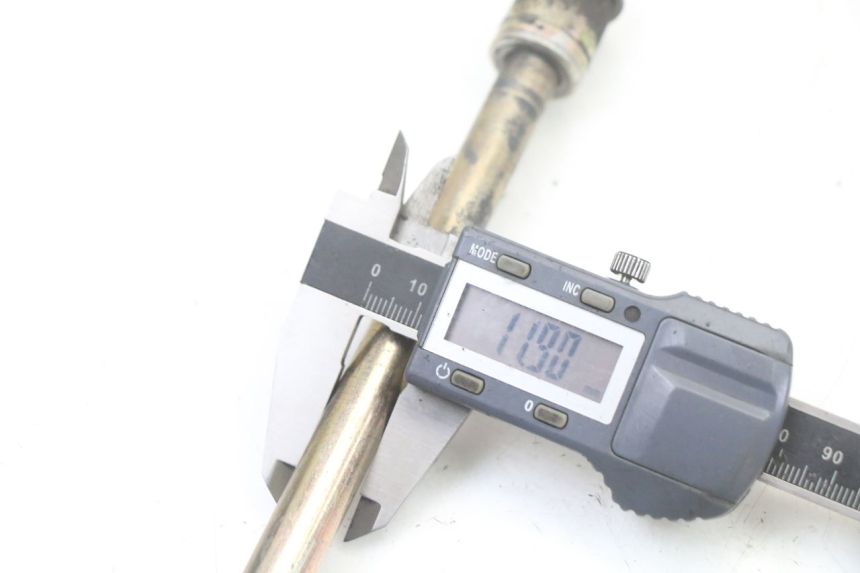 photo de AXE ROUE AVANT KYMCO GRAND DINK 125 (2008 - 2014) - Gros plan technique