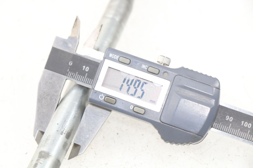 photo de AXE ROUE AVANT PIAGGIO LIBERTY 4T 50 (2009 - 2015) - Autre angle de vue