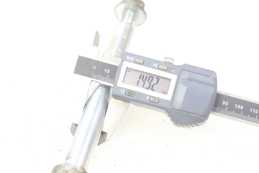 photo de AXE ROUE AVANT PIAGGIO LIBERTY 4T 50 (2004 - 2008) - Autre angle de vue