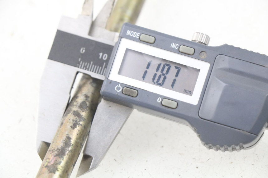 photo de AXE ROUE AVANT KYMCO LIKE 2T 50 (2009 - 2018) - Autre angle de vue