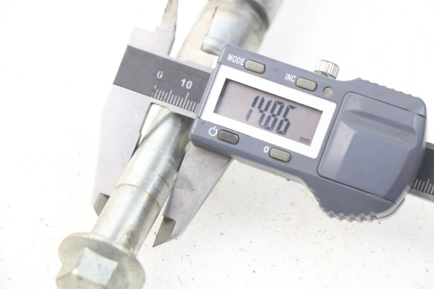 photo de AXE ROUE AVANT YCF LITE F 125 - Gros plan technique