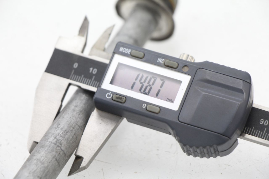 photo de AXE ROUE AVANT PEUGEOT LOOXOR 50 (2001 - 2004) - Autre angle de vue