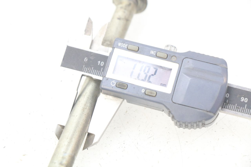 photo de AXE ROUE AVANT PEUGEOT LUDIX 50 (2005 - 2007) - Autre angle de vue