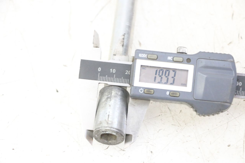 photo de AXE ROUE AVANT GILERA NEXUS 125 (2009 - 2013) - Gros plan technique