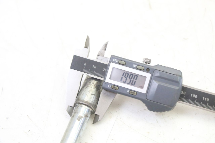 photo de AXE ROUE AVANT GILERA NEXUS 125 (2009 - 2013) - Gros plan technique