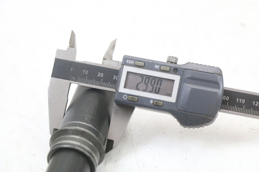 photo de AXE ROUE AVANT MOTO GUZZI NORGE 8V GT 1200 (2011 - 2016) - Autre angle de vue