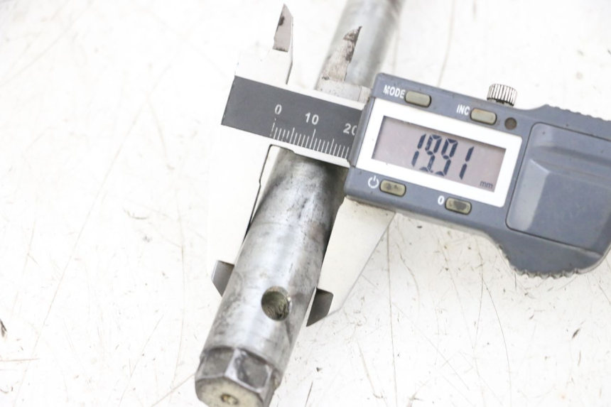 photo de AXE ROUE AVANT HONDA NSR R 125 (1994 - 2003) - Vue d’ensemble