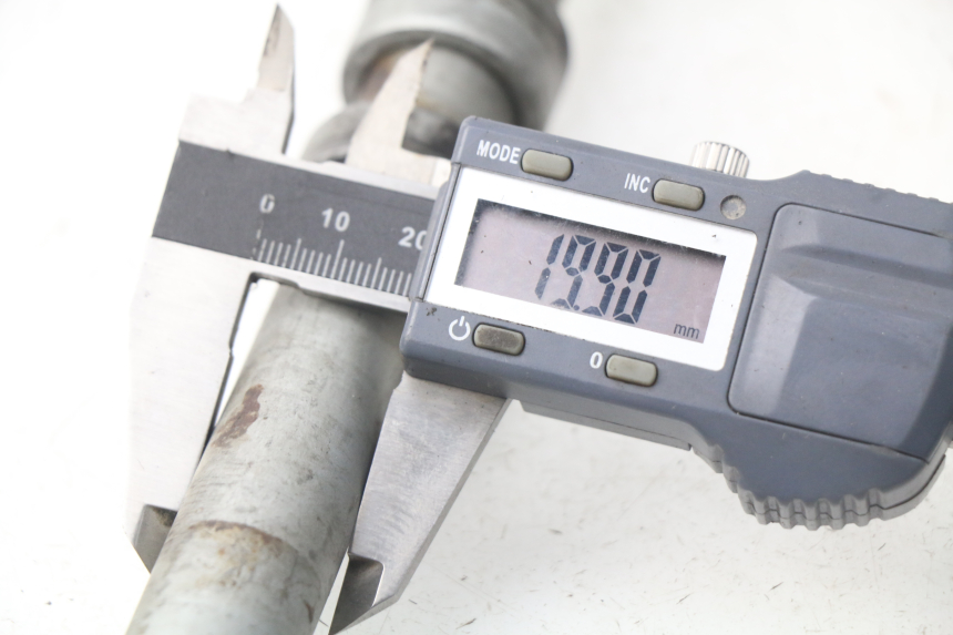 photo de AXE ROUE AVANT HONDA NSS EX FORZA 250 (2005 - 2013) - Vue d’ensemble