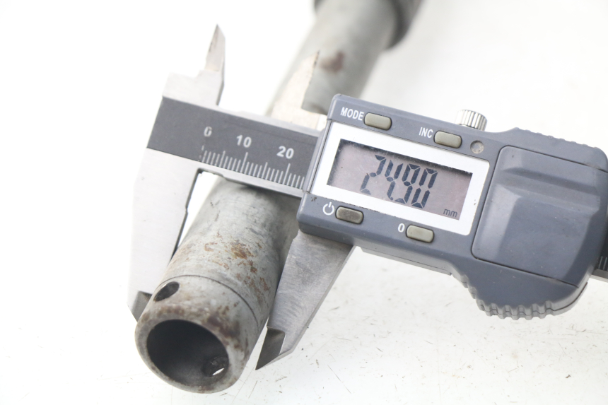 photo de AXE ROUE AVANT HONDA NSS EX FORZA 250 (2005 - 2013) - Points de fixation