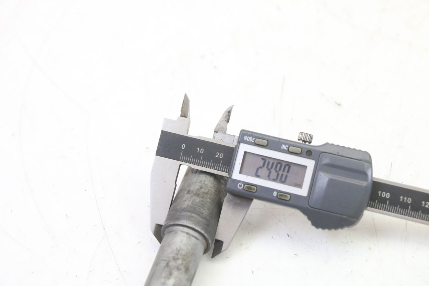 photo de AXE ROUE AVANT HONDA NTV DEAUVILLE ABS 700 (2007 - 2016) - Gros plan technique