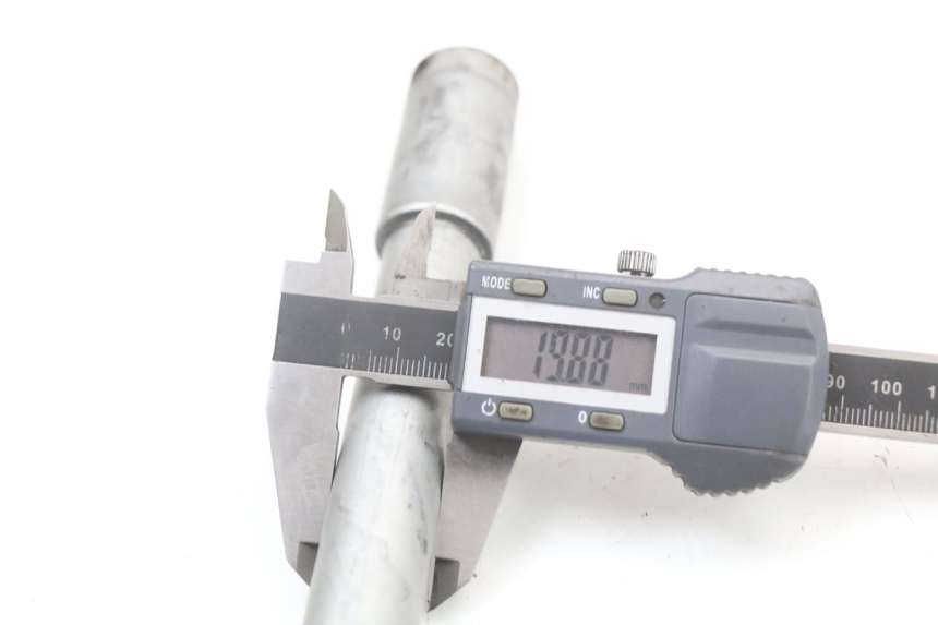 photo de AXE ROUE AVANT HONDA NTV DEAUVILLE 650 (1998 - 2001) - Gros plan technique