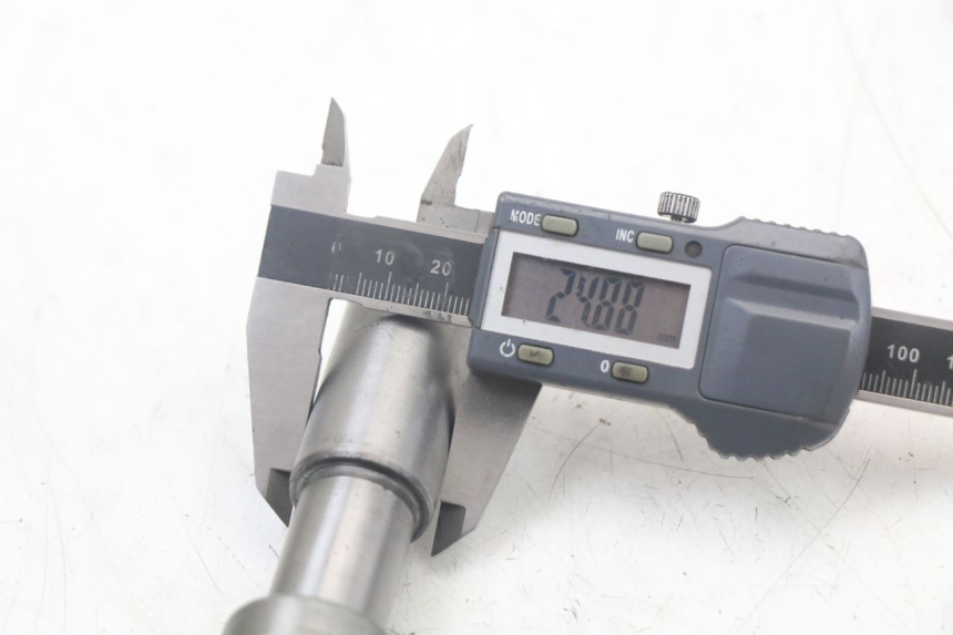 photo de AXE ROUE AVANT HONDA NTV DEAUVILLE 650 (1998 - 2001) - Autre angle de vue