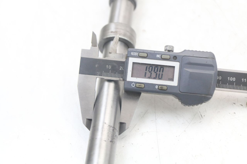 photo de AXE ROUE AVANT HONDA NTV DEAUVILLE 650 (1998 - 2001) - Gros plan technique