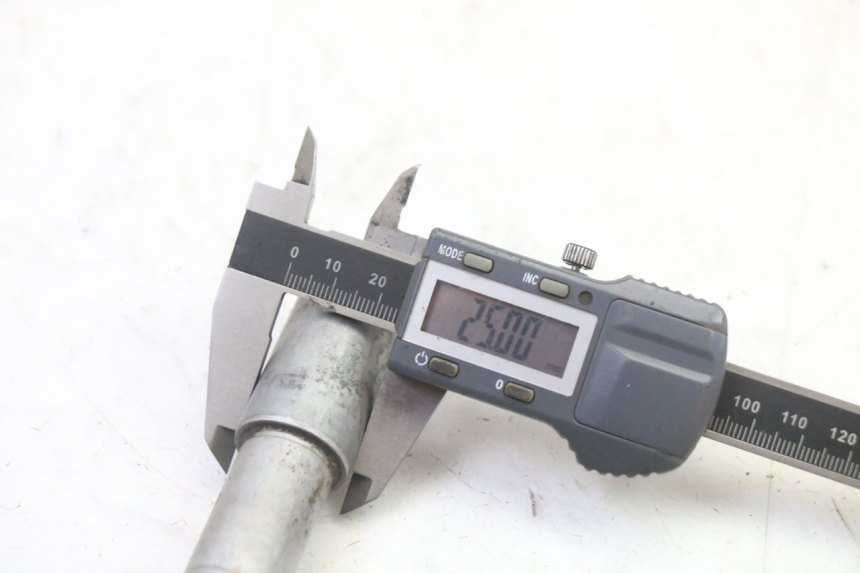 photo de AXE ROUE AVANT HONDA NTV DEAUVILLE 650 (2001 - 2006) - Gros plan technique