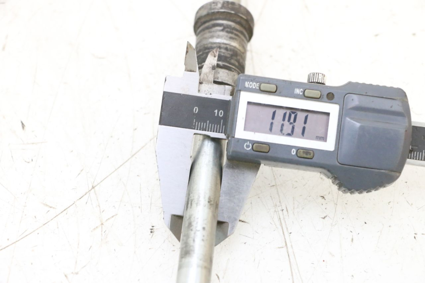 photo de AXE ROUE AVANT HONDA PCX (JF57/JF64) 125 (2014 - 2018) - Zoom état d’usage