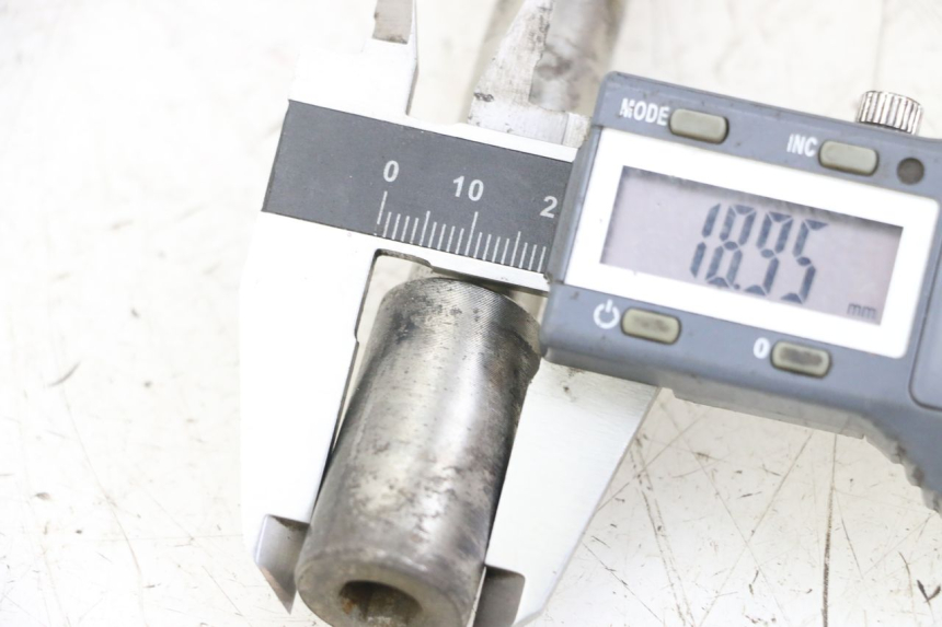 photo de AXE ROUE AVANT PEUGEOT ELYSTAR 125 (2002 - 2007) - Détail de la pièce