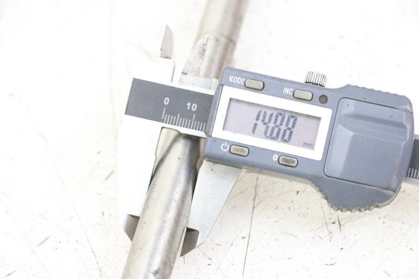 photo de AXE ROUE AVANT PEUGEOT ELYSTAR 125 (2002 - 2007) - Zoom état d’usage