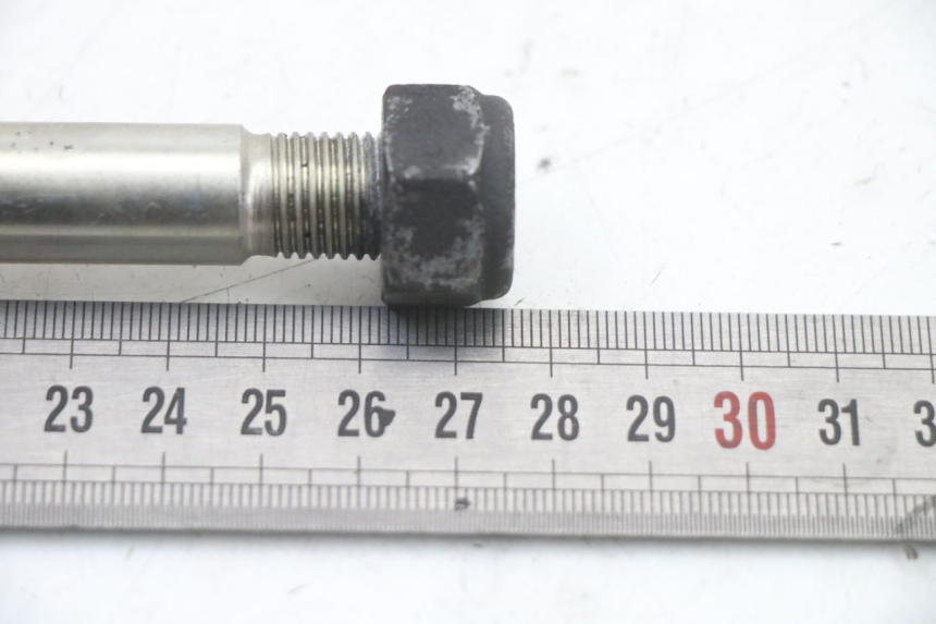 photo de AXE ROUE AVANT PEUGEOT SATELIS 125 (2013 - 2018) - Autre angle de vue