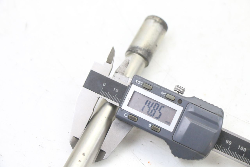 photo de AXE ROUE AVANT PEUGEOT SATELIS 125 (2013 - 2018) - Gros plan technique