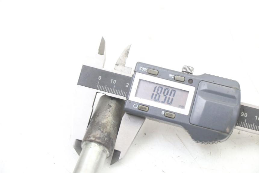 photo de AXE ROUE AVANT PEUGEOT SPEEDFIGHT 3 LC 2T 50 (2009 - 2015) - Gros plan technique