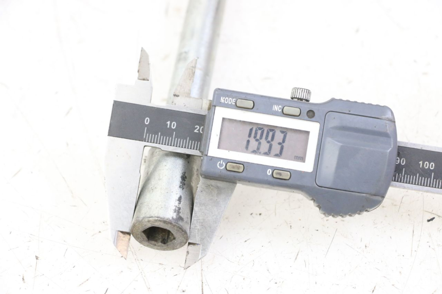 photo de AXE ROUE AVANT PIAGGIO BEVERLY 125 (1998 - 2005) - Autre angle de vue