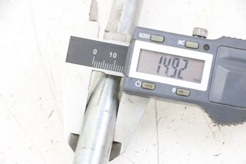 photo de AXE ROUE AVANT PIAGGIO BEVERLY 125 (1998 - 2005) - Gros plan technique