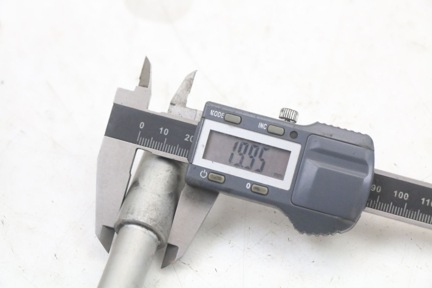 photo de AXE ROUE AVANT PIAGGIO NEW TYPHOON 50 (2010 - 2017) - Gros plan technique