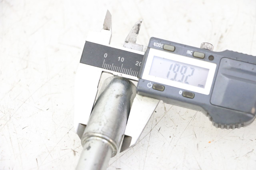 photo de AXE ROUE AVANT MAG POWER R-STREET 50 (2016 - 2025) - Zoom état d’usage