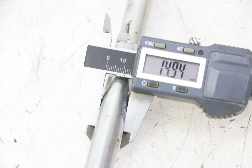 photo de AXE ROUE AVANT MAG POWER R-STREET 50 (2016 - 2025) - Autre angle de vue