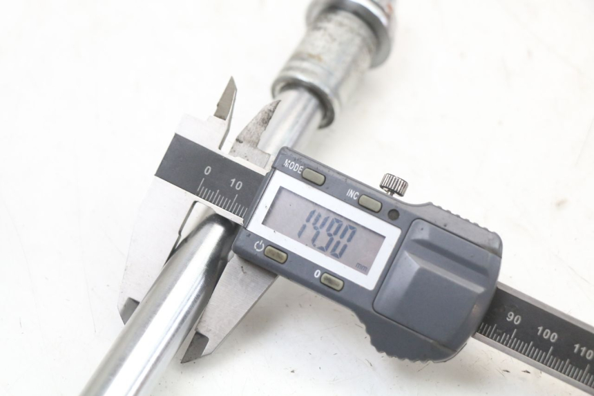 photo de AXE ROUE AVANT REGAL RAPTOR SPYDER 125 (2010 - 2018) - Gros plan technique