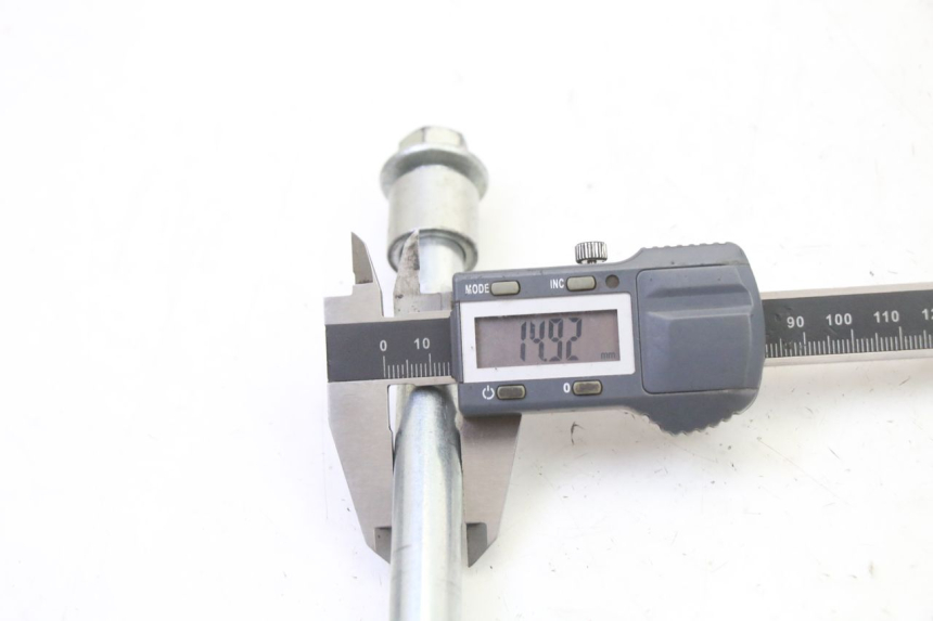 photo de AXE ROUE AVANT APOLLO RFZ 125 - Gros plan technique