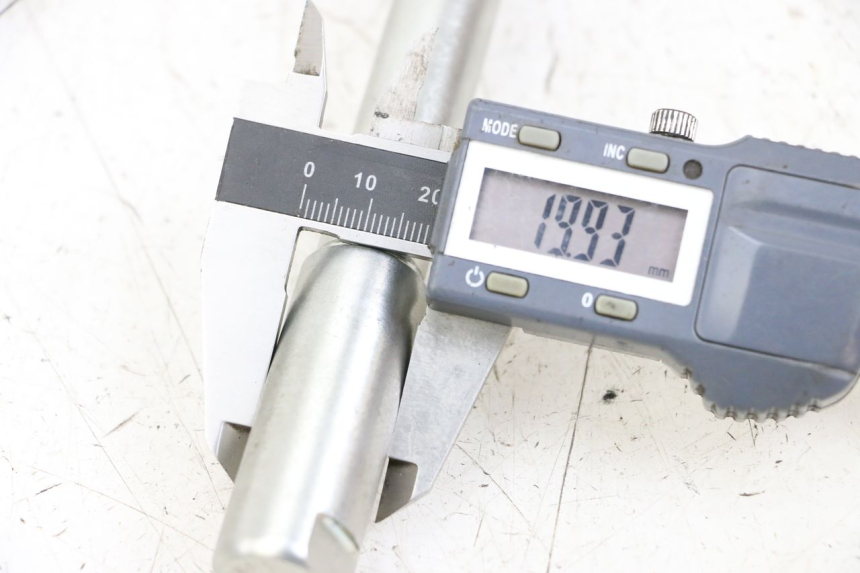 photo de AXE ROUE AVANT ROYAL ENFIELD CONTINENTAL GT 650 (2019 - 2024) - Autre angle de vue