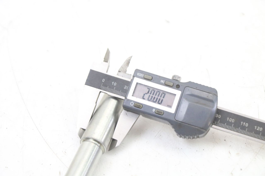 photo de AXE ROUE AVANT ROYAL ENFIELD HYMALAYAN 410 (2016 - 2023) - Gros plan technique