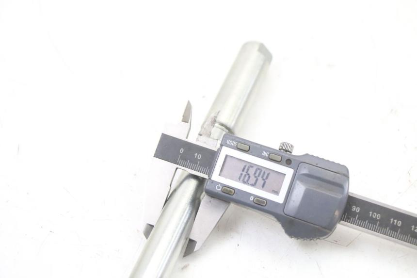 photo de AXE ROUE AVANT ROYAL ENFIELD HYMALAYAN 410 (2016 - 2023) - Vue d’ensemble