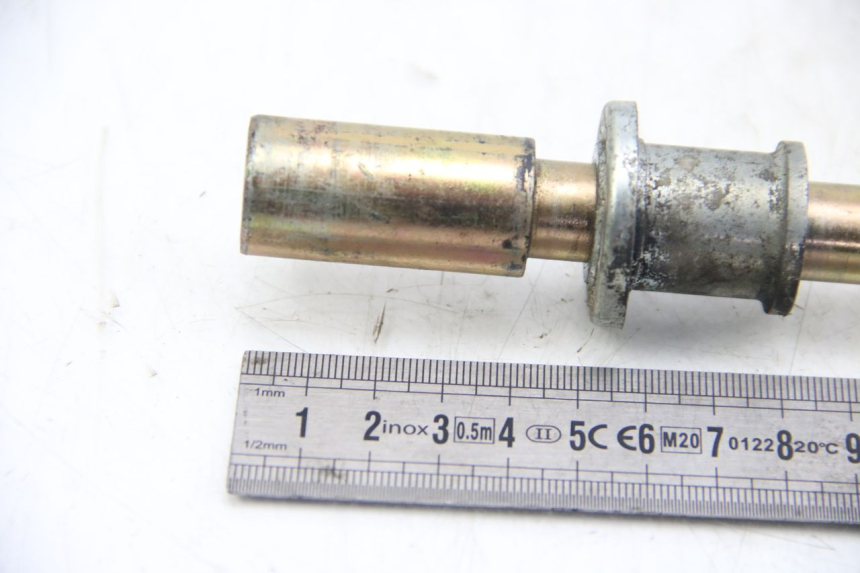 photo de AXE ROUE AVANT HYOSUNG RT KARION 125 (2003 - 2007) - Autre angle de vue