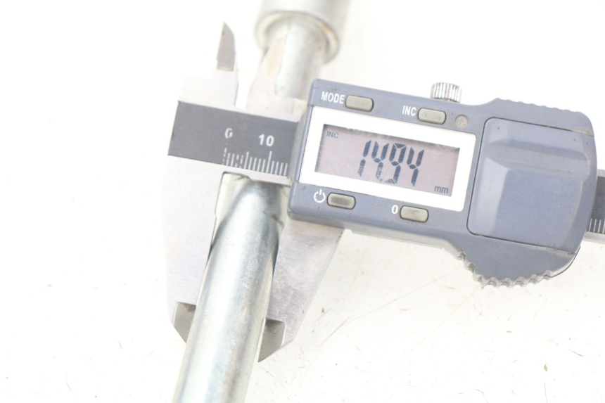 photo de AXE ROUE AVANT APOLLO RXF 125 - Zoom état d’usage