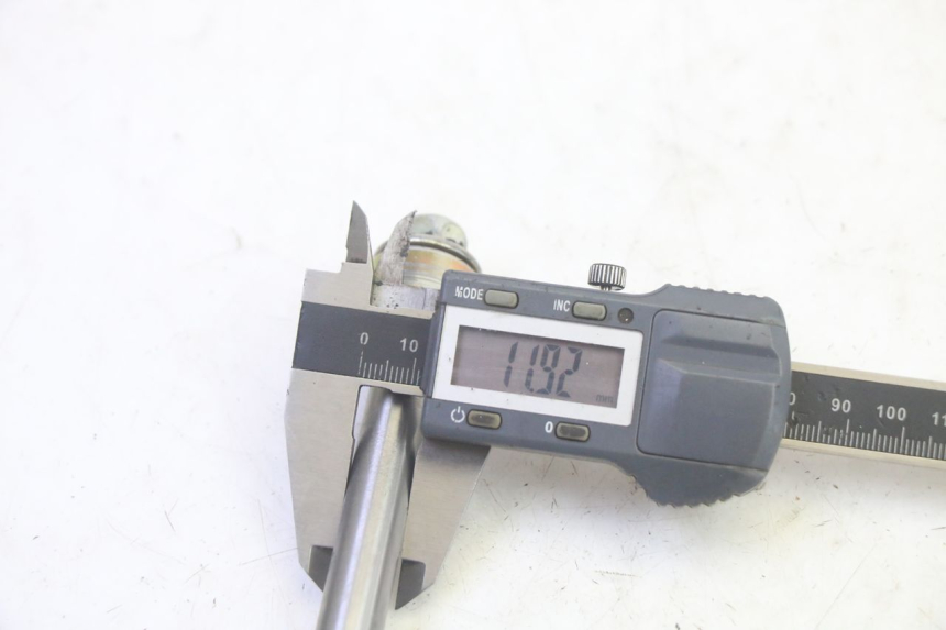 photo de AXE ROUE AVANT DAELIM S1 125 (2007 - 2016) - Gros plan technique