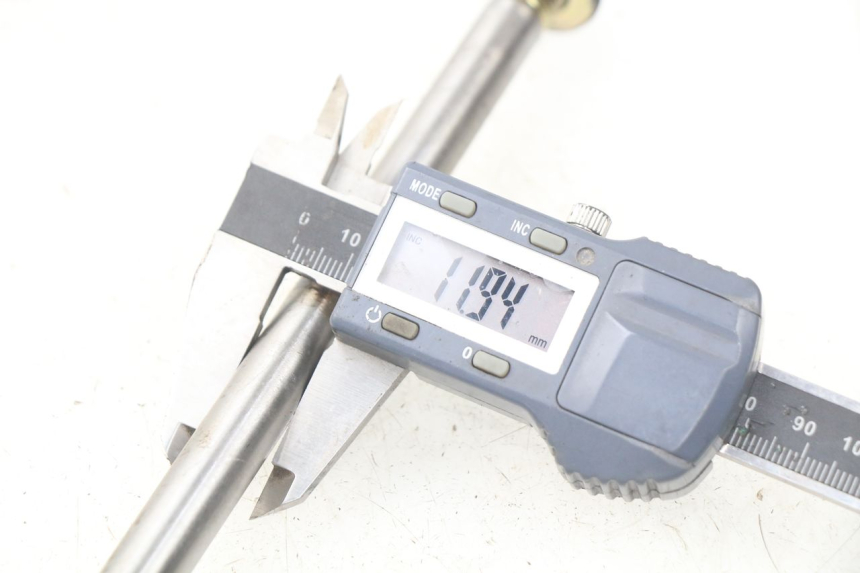 photo de AXE ROUE AVANT DAELIM S2 FI 125 (2008 - 2017) - Autre angle de vue