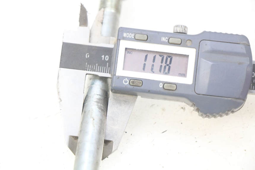 photo de AXE ROUE AVANT JM MOTORS SANTANA 50 (2014 - 2023) - Autre angle de vue