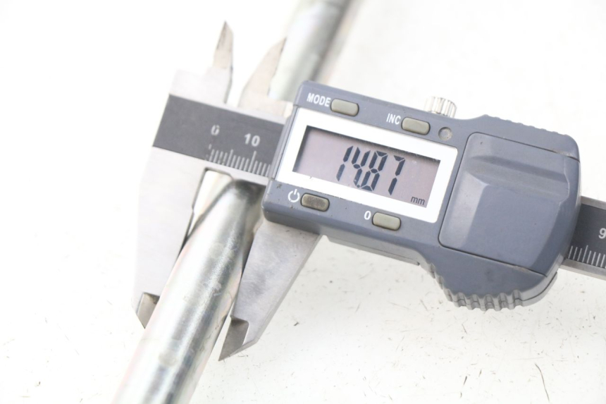 photo de AXE ROUE AVANT PEUGEOT SATELIS 300 (2012 - 2015) - Gros plan technique