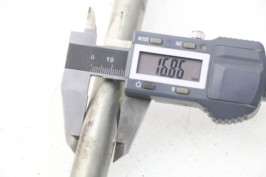 photo de AXE ROUE AVANT PEUGEOT SATELIS 500 (2007 - 2013) - Autre angle de vue