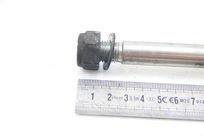 photo de AXE ROUE AVANT PEUGEOT SATELIS 125 (2006 - 2009) - Autre angle de vue