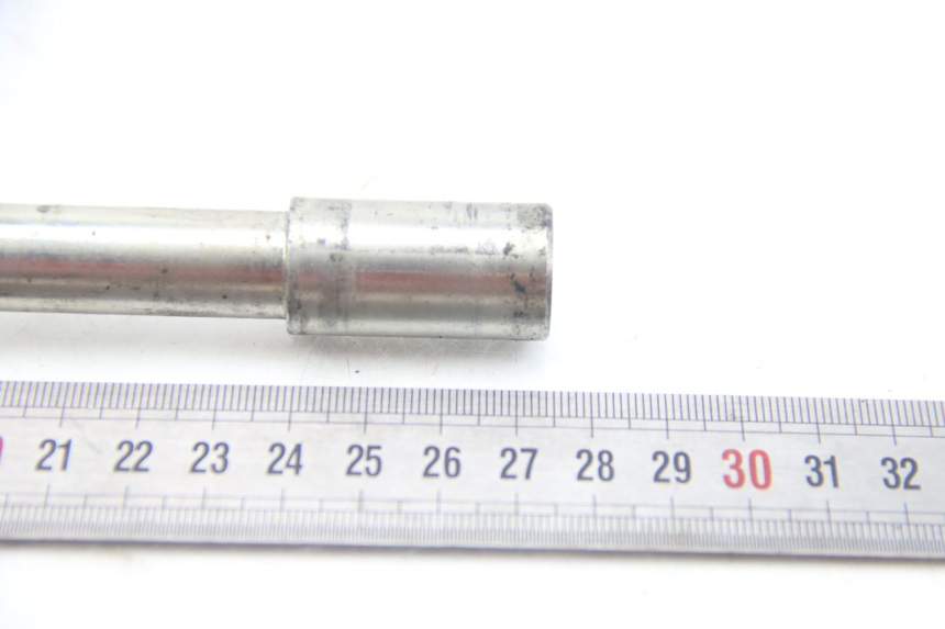 photo de AXE ROUE AVANT PEUGEOT SATELIS 125 (2006 - 2009) - Gros plan technique