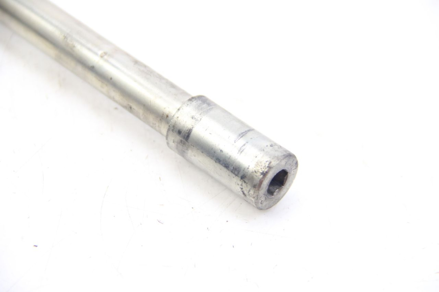 photo de AXE ROUE AVANT PEUGEOT SATELIS 125 (2006 - 2009) - Pièce contrôlée